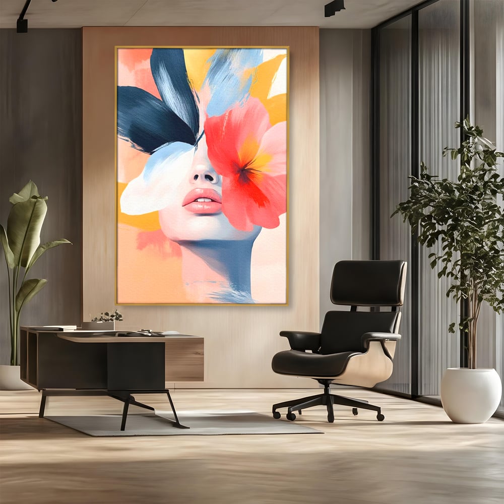 Tablou canvas cu tablou canvas cu fata de femeie si flori pictate, in rama de aluminiu auriu, pe perete intr-un birou